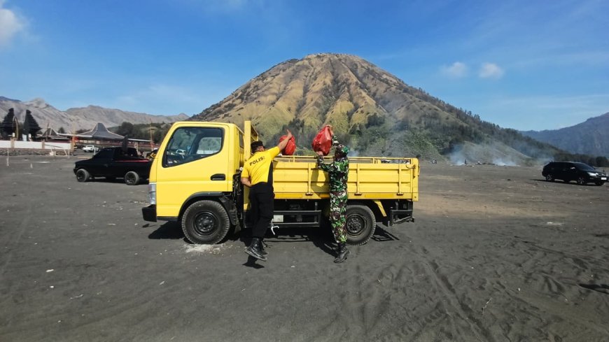 Gunung Bromo Jadi Fokus Bakti Bersih Polres Probolinggo